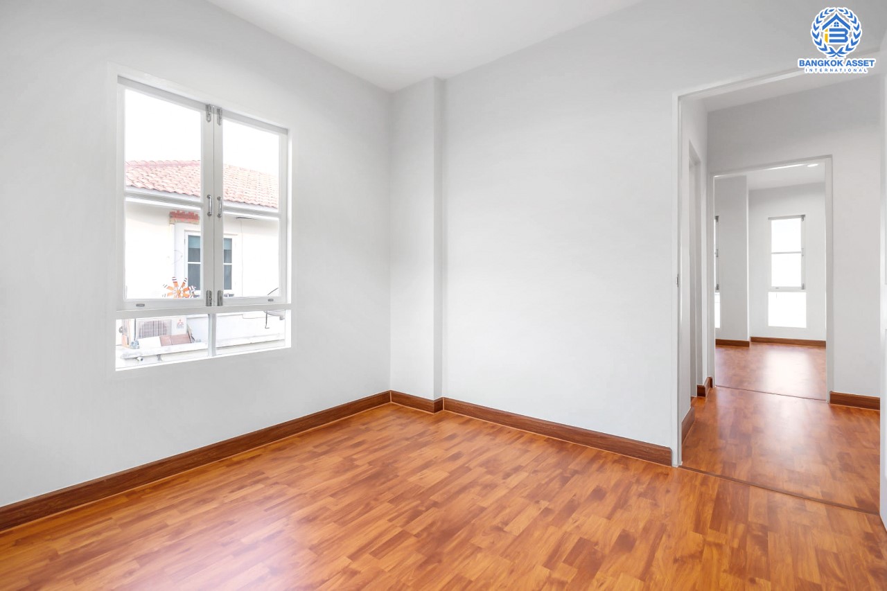 บ้านมือสองตกแต่งใหม่ คุณภาพแบรนด์ LH ม.ชลลดา บางใหญ่-เซ็นทรัลเวสต์เกต เนื้อที่ 52.5 ตร.ว. ฟังก์ชั่น 4 ห้องนอน(มีห้องนอนชั้นล่าง) 2 ห้องน้ำ Facilities ครบครัน พร้อมทุกการเข้าอยู่ บนทำเลเดินทางสะดวก ใกล้ ถ.กาญจนาภิเษก และเพียง 10 นาทีถึงรถไฟฟ้า "สถานีคลองบางไผ่"